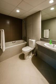 Luxury Ajman Sunrise 2BD Stay with sea view & Pool - 3