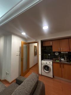Estúdio que compõe se por uma peça com cozinha integrada mais um banheiro - Lisbona - 6