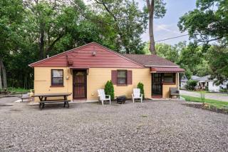 Spacious 3BR House with Firepit Grill Near Beach - Gary - 0