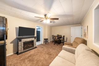 Spacious 3BR House with Firepit Grill Near Beach - Gary - 7