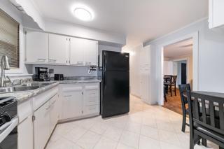 Spacious 3BR House with Firepit Grill Near Beach - Gary - 4