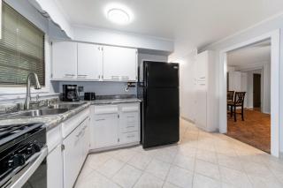 Spacious 3BR House with Firepit Grill Near Beach - Gary - 1