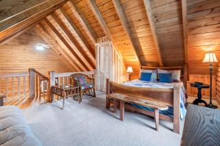 Romantic Cabin Getaway - Fast Wi-Fi - Pet-Friendly - Meadows of Dan - 9