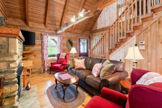 Romantic Cabin Getaway - Fast Wi-Fi - Pet-Friendly - Meadows of Dan - 2