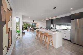 Absolute Beachfront Marcoola 4BR, Heated Spa - 6