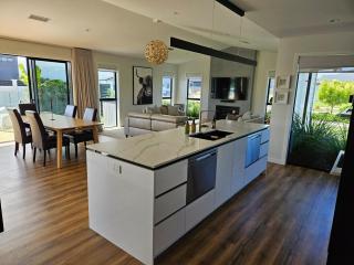 Large Luxury Napier Home - Napier - 6
