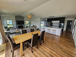 Large Luxury Napier Home - Napier - 4