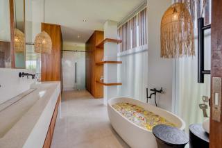 Villa M2 Bespoke 5BR Luxury Retreat in Canggu - Tumbak Bayuh - 8