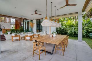 Villa M2 Bespoke 5BR Luxury Retreat in Canggu - Tumbak Bayuh - 3