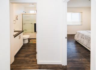 Spacious One-Bedroom With Dining Area & Gated Parking - Los Angeles - 4