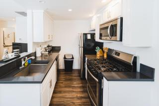Spacious One-Bedroom With Dining Area & Gated Parking - 1