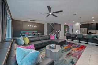 Luxurious 8 Bedroom 5 Bathroom Arcade & Theatre - 8