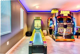 Luxurious 8 Bedroom 5 Bath, Pool, Arcade and Theatre - 0