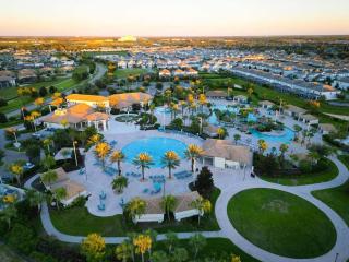 Luxurious 8 Bedroom 5 Bath, Pool, Arcade and Theatre - 4