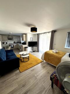 Urban Stay 5 Guests Free Parking - Woking - 0