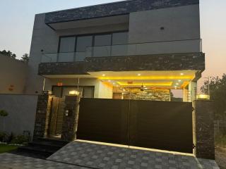 Luxury & comfort Space for stay - Lahore - 1
