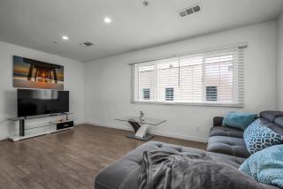 Modern Chic One Bedroom In Hollywood-Koreatown Area With Parking - 4