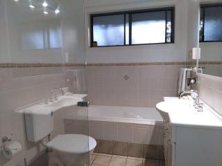 Stay At Raffertys Resort - Swansea - 6
