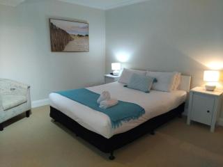 Stay At Raffertys Resort - Swansea - 3