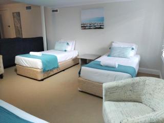 Stay At Raffertys Resort - Swansea - 1