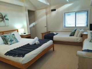 Stay At Raffertys Resort - Swansea - 7