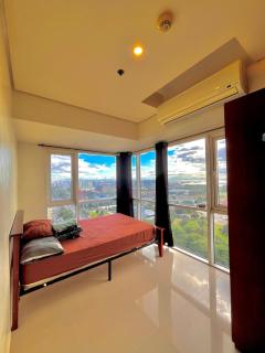 Breeze Deluxe moa view 6pax - Manila - 1