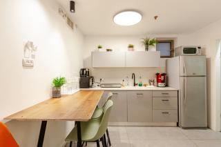 BreezHouse Yona Beach 10 BR Underground Apartment - 9