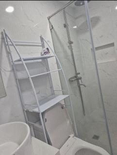 Modern Minimalist 1BR Condotel at BGC Taguig - Taguig - 4