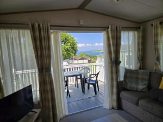 luxury new 3 bed caravan with stunning sea view on private beach in Thorness bay - 3