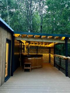 Ty Nant Treehouse with covered hot tub - Raglan - 4