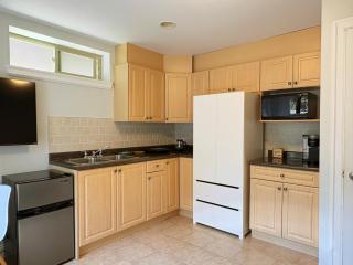 Bright 1-Bedroom Garden Suite, Sleeps 4, Near Downtown & YVR - 5