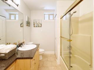Bright 1-Bedroom Garden Suite, Sleeps 4, Near Downtown & YVR - 1