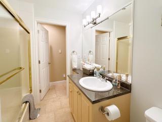 Bright 1-Bedroom Garden Suite, Sleeps 4, Near Downtown & YVR - 1