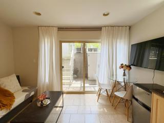 Bright 1-Bedroom Garden Suite, Sleeps 4, Near Downtown & YVR - Vancouver - 8