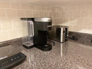 Bright 1-Bedroom Garden Suite, Sleeps 4, Near Downtown & YVR - 3