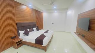 Hotel O Sector 18 Metro station - Noida - 9