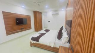 Hotel O Sector 18 Metro station - Noida - 8