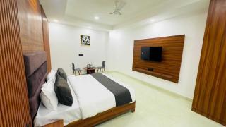Hotel O Sector 18 Metro station - Noida - 6