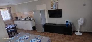Furnished self-catering bedsitter - Lusaka - 9