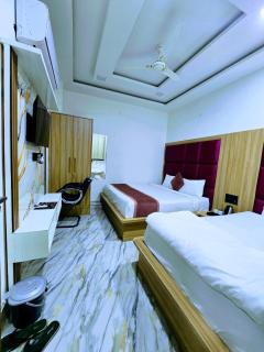 Premium Hotel Aarav Grand - Mathura Central - 5 Min distance from Railway Station - Mathura - 7