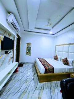 Premium Hotel Aarav Grand - Mathura Central - 5 Min distance from Railway Station - Mathura - 8