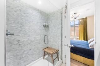 Bright and Contemporary 2BR Condo in Prime Location - Vancouver - 3