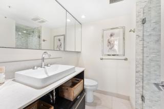 Bright and Contemporary 2BR Condo in Prime Location - Vancouver - 1
