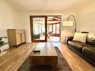 Southernwood House Sleeps 12 Parking and Wi-FI - Swindon - 9
