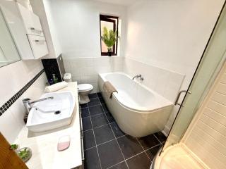 Southernwood House Sleeps 12 Parking and Wi-FI - Swindon - 8