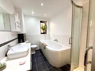 Southernwood House Sleeps 12 Parking and Wi-FI - Swindon - 6