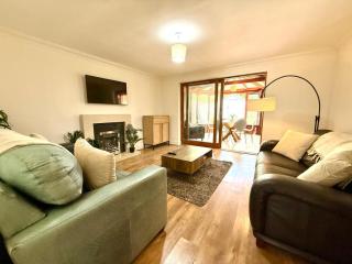 Southernwood House Sleeps 12 Parking and Wi-FI - Swindon - 0