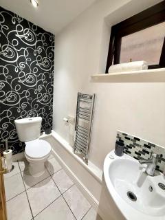 Southernwood House Sleeps 12 Parking and Wi-FI - Swindon - 5