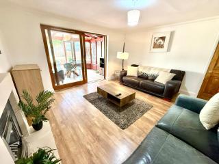 Southernwood House Sleeps 12 Parking and Wi-FI - Swindon - 4