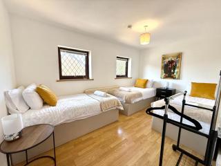 Southernwood House Sleeps 12 Parking and Wi-FI - Swindon - 3